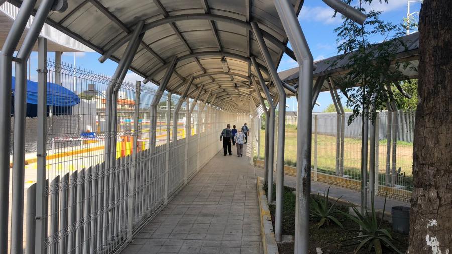 Reabren puentes con poca afluencia vehicular y peatonal.