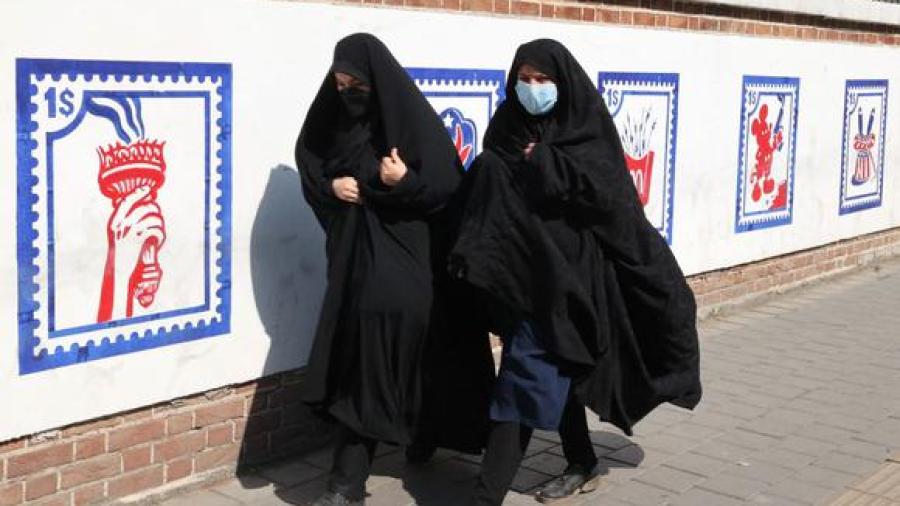 Irán revisa la ley del velo obligatorio