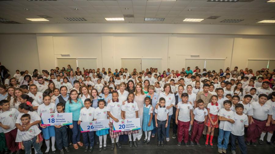 Entrega DIF estímulos económicos a niñas, niños y adolescentes