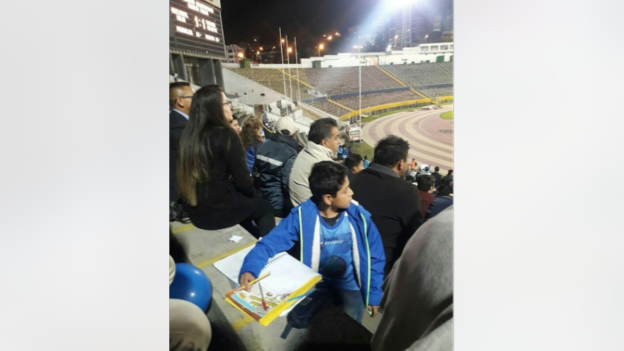 Niño se va con todo y tarea al estadio para apoyar al Macará