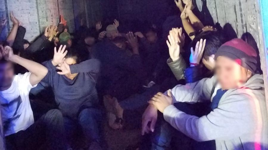Rescatan a 63 migrantes escondidos en un remolque  en Laredo 
