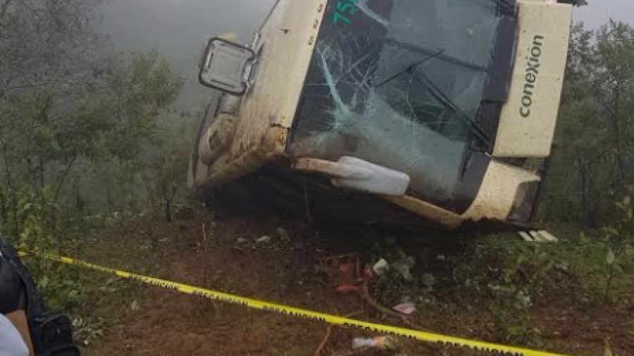 Volcadura de autobús deja a un muerto y 25 lesionados 