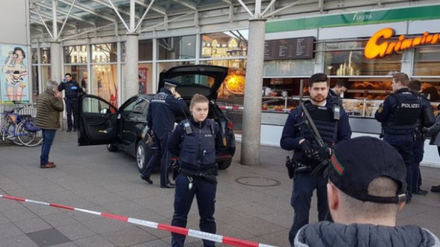 Conductor atropella a tres peatones en Alemania; policía lo abate
