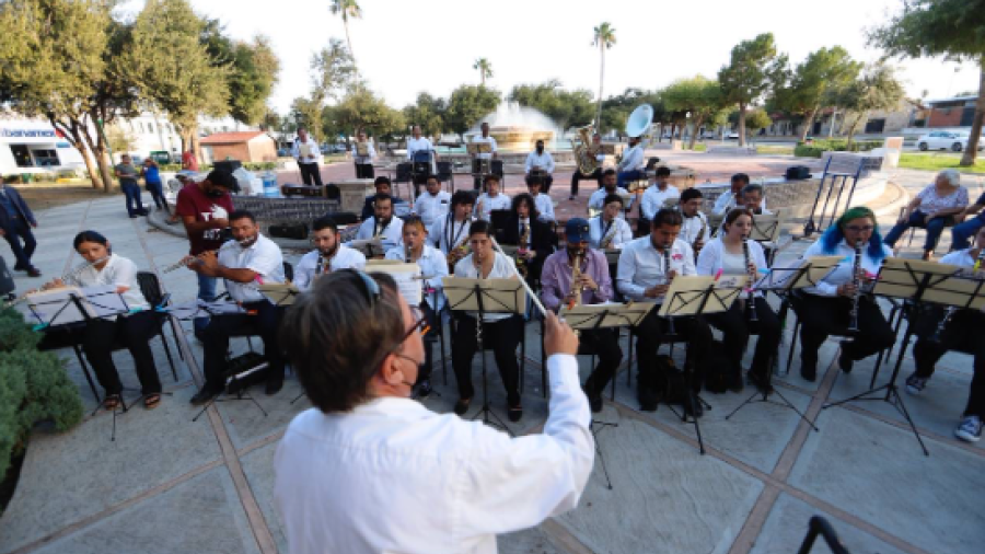 Disfrutan neolaredenses música en vivo en la plaza Primero de Mayo 
