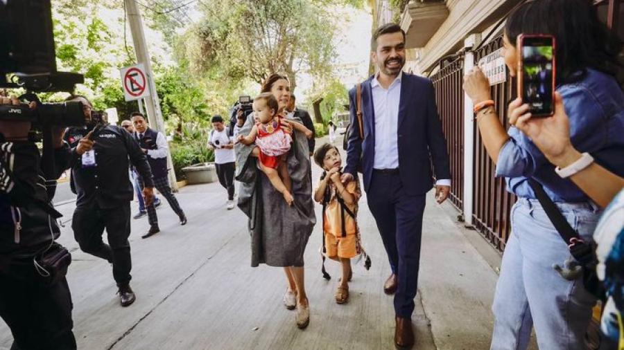 Jorge Álvarez Máynez acude a votar junto a su familia