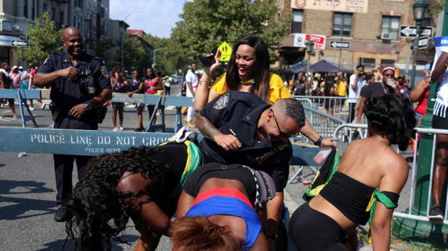 Policías son captados bailando en el West Indian Day