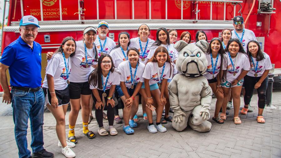 Felicitan a equipo de softbol femenil del CBTIS 135, por ganar campeonato nacional