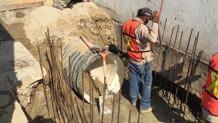 Construye dren pluvial frente a escuela n&aacute;utica