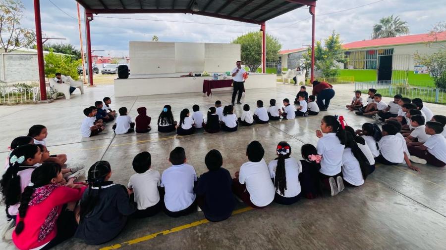 Lleva Gobierno Municipal biblioteca itinerante a estudiantes de primaria