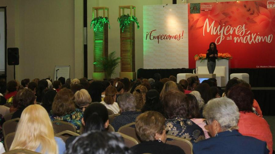 "Mujeres al Máximo" programa para potencializar su desarrollo: Erasmo González.