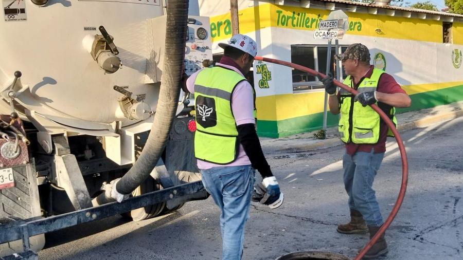 Continúa COMAPA con labores de limpieza en la red sanitaria durante el fin de semana