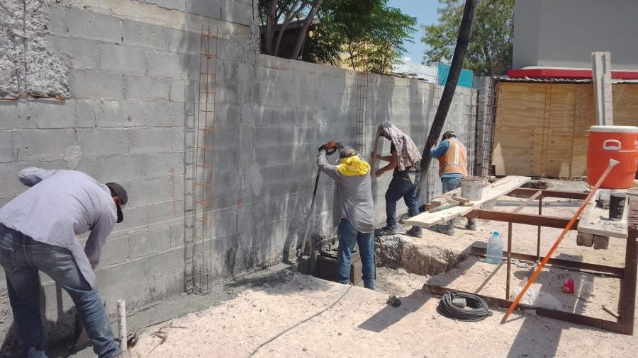 Reparten sueros a obreros para enfrentar la canícula