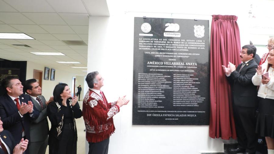 Develan placa en el Congreso  por bicentenario de la Constitución 