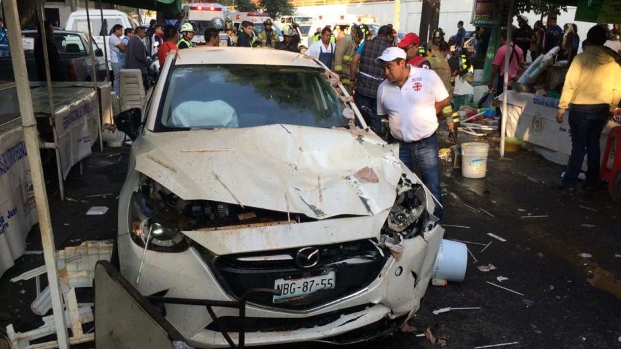 Hombre arrolla a personas en un tianguis