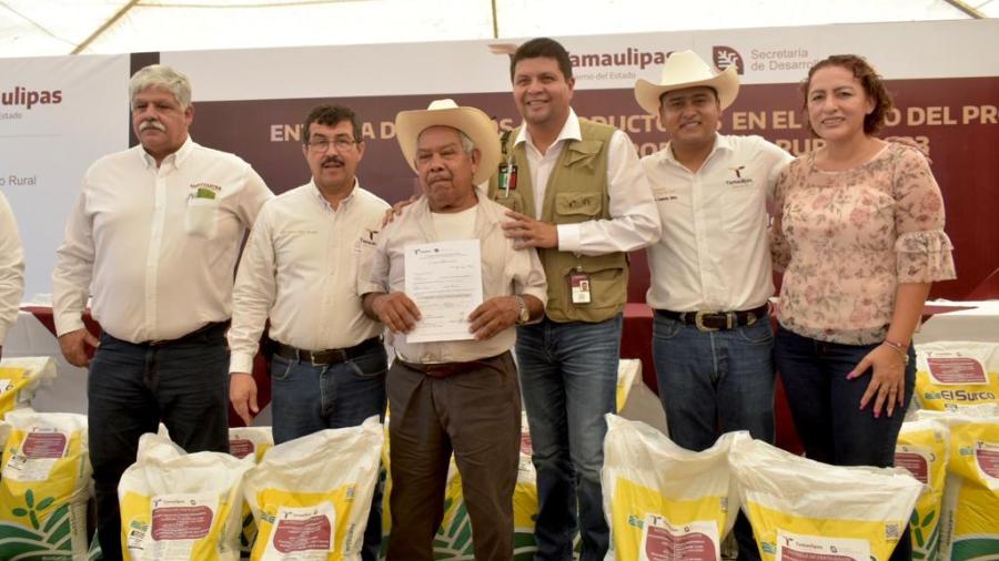 Inicia entrega de fertilizante a productores citrícolas de Güémez e Hidalgo
