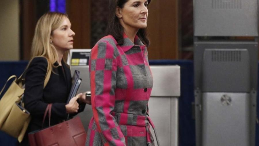 Embajadora de EU se une a protestantes venezolanos