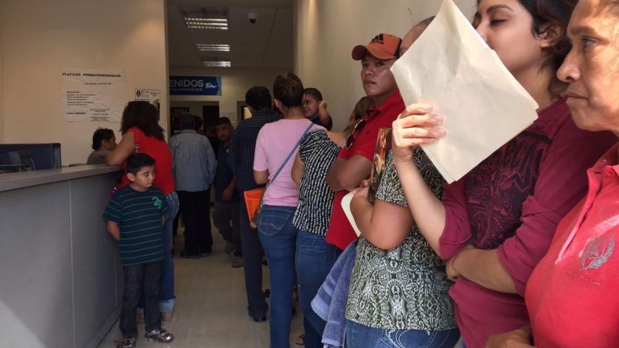 Largas filas en el registro civil provocan enojo entre ciudadanos
