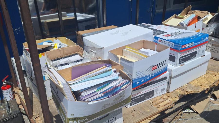 Reciclan libros para ayudar