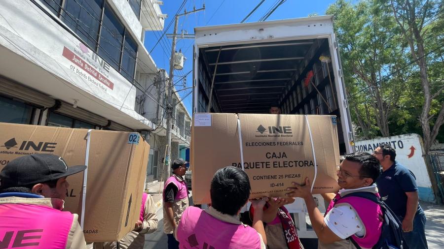 Reciben consejos distritales del INE material electoral