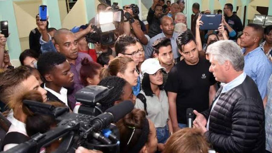 Díaz-Canel recorre zona dañada por tornado en Cuba