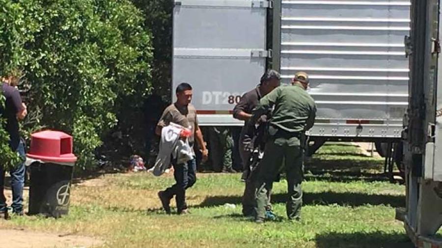 Rescatan a 17 inmigrantes que estaban dentro de un camión
