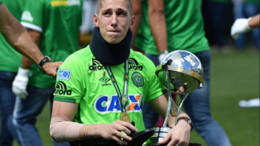 Levantan la Copa Sudamericana los tres sobrevivientes de la tragedia Chapecoense