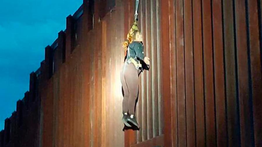 Cuelga mujer de muro fronterizo