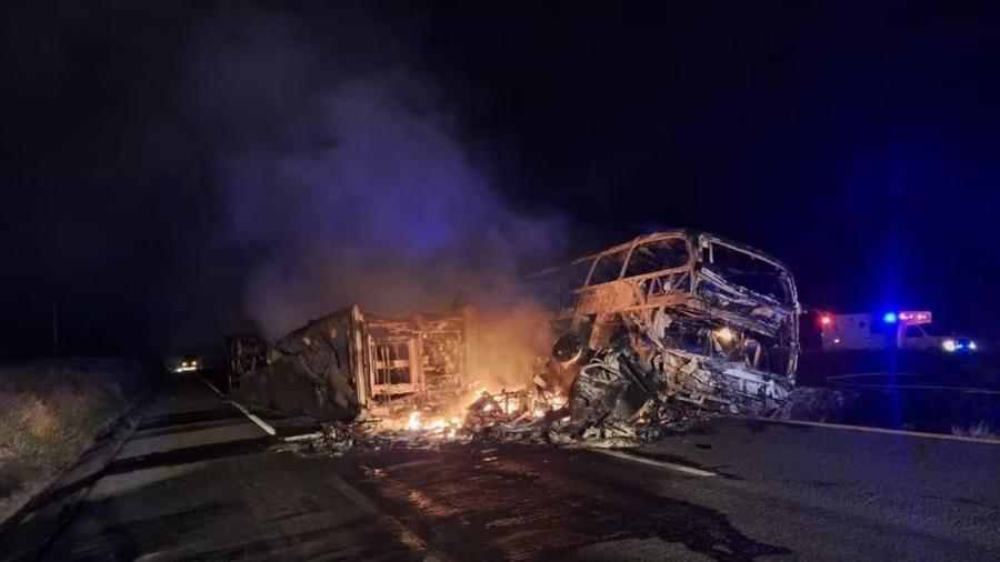 Ubican en hospitales a chofer y pasajeros de autobús que chocó con tráiler