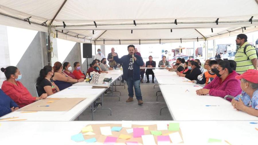 Participan familias y artistas locales en la creaci&oacute;n de mural en dispensario m&eacute;dico en la colonia Primero de Mayo 