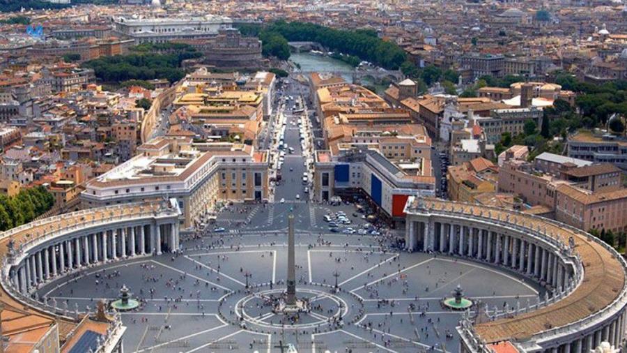 Por su forma de vestir, expulsan a modelo del Vaticano 