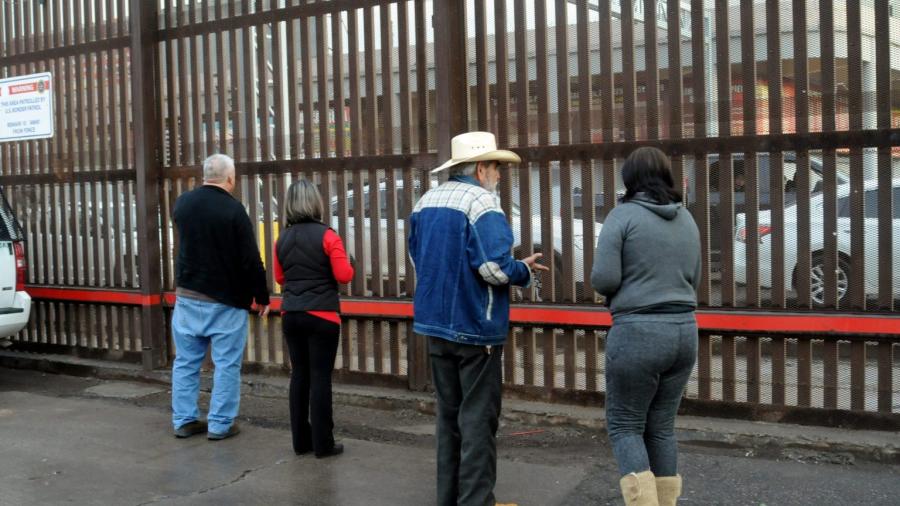 Migrantes se reúnen con familiares en muro fronterizo para celebrar juntos