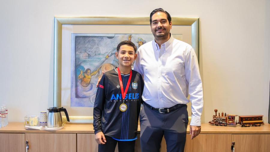 Recibió Carlos Peña Ortiz a Hugo O. Ruiz talento reynosense en el futbol mundial