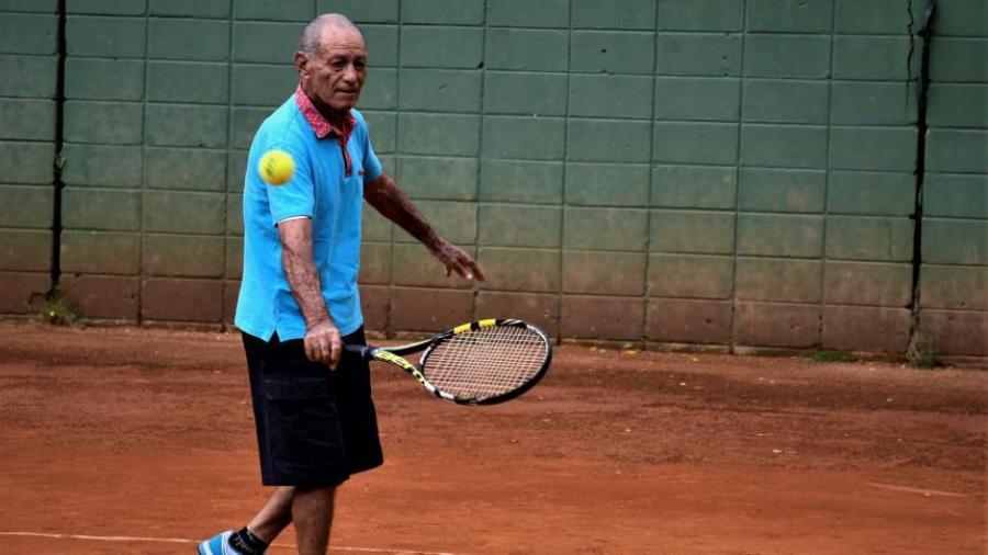 Muere el veterano tenista de Bogotá