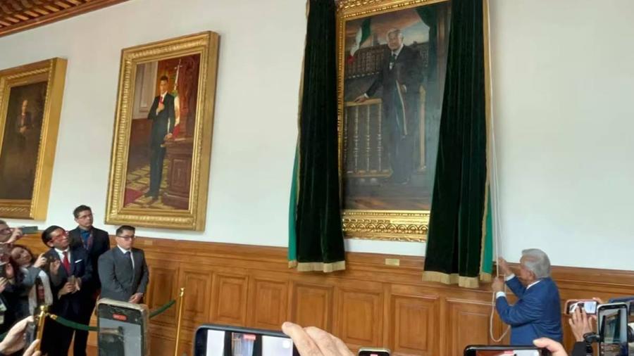Devela AMLO su retrato oficial como presidente; estará en Palacio Nacional