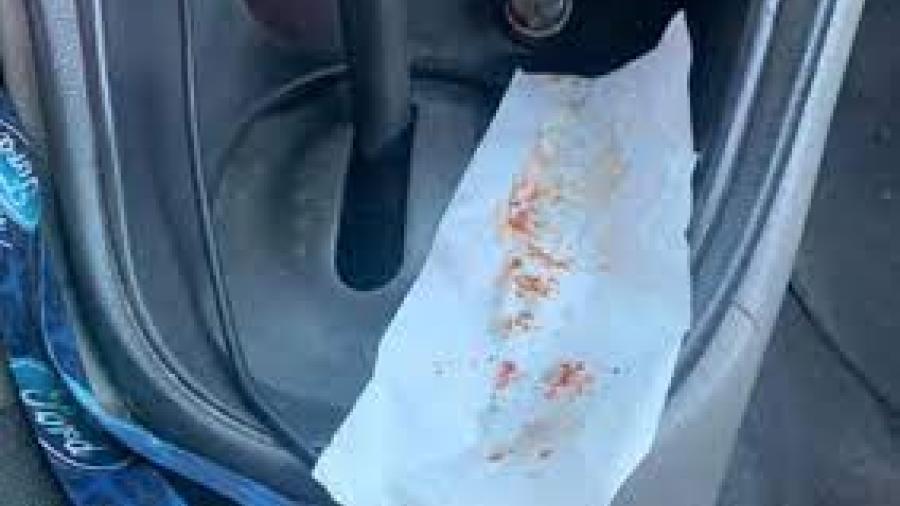 Joven denuncia atraco afuera de tienda; le roban su elote 