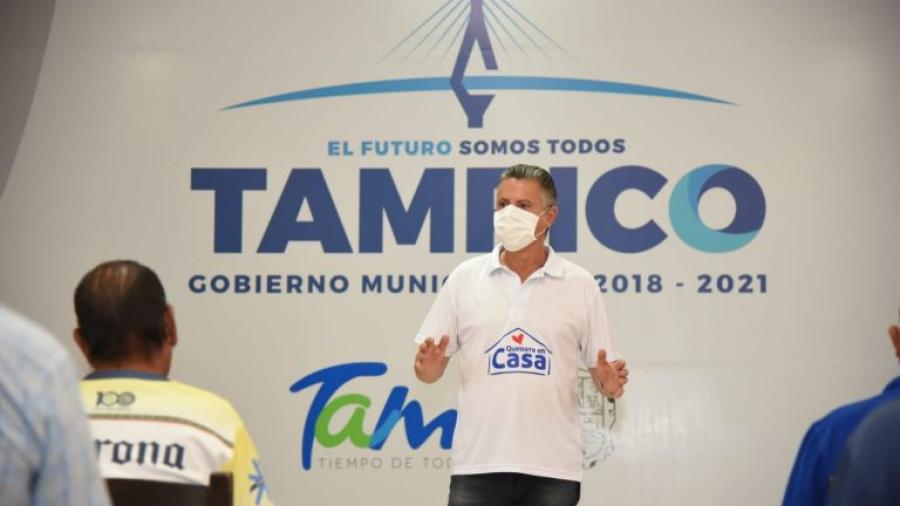 Entrega Chucho Nader segundo paquete de apoyo económico a aseadores de calzado