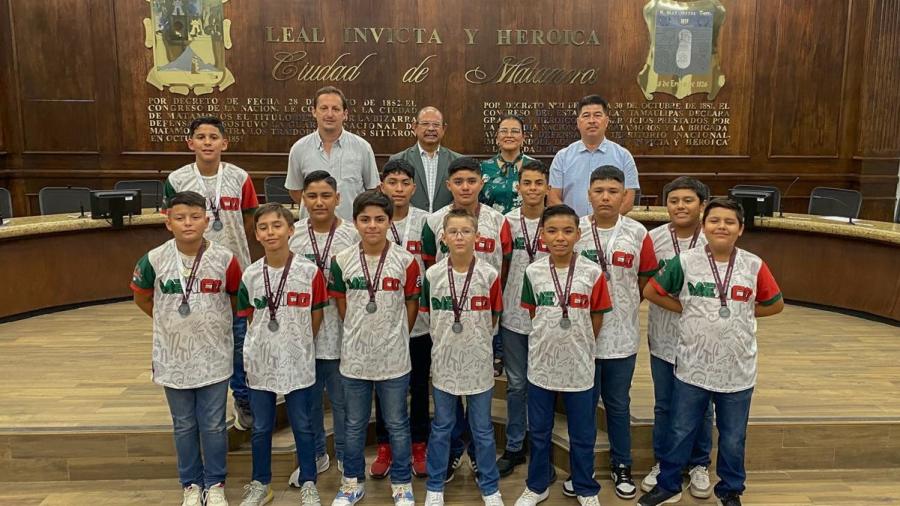 Matamoros es México en el mundial de Williamsport; Alcalde Rubén Sauceda impone medallas a niños campeones