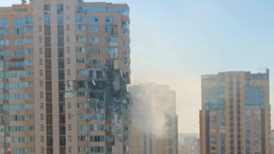 Misil se impacta contra edificio de 30 pisos en Ucrania