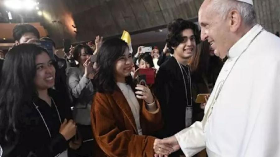 Papa se lanza contra el narcisismo digital