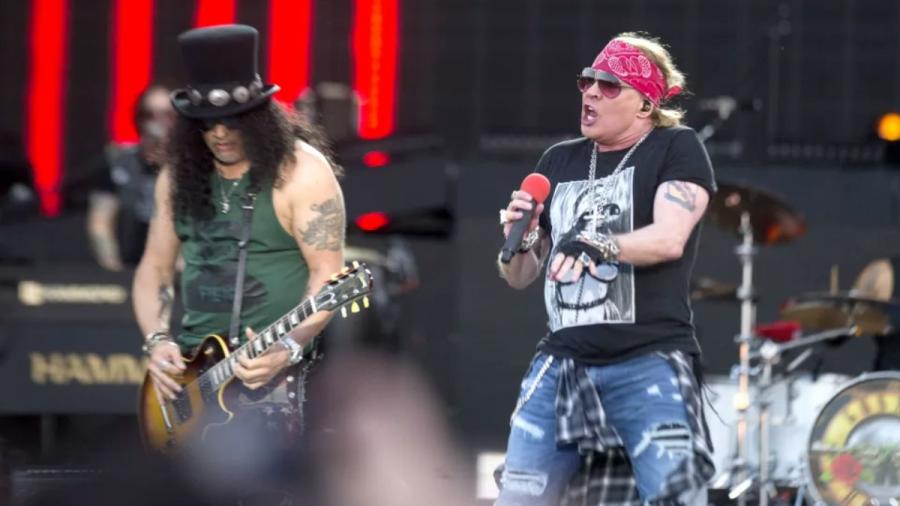Axl Rose pierde la calma y lanza su micrófono al baterista durante concierto en Buenos Aires