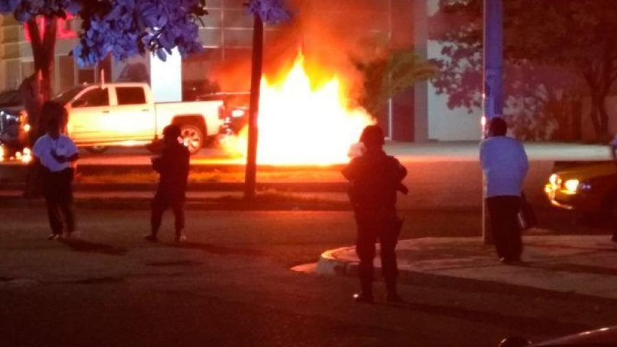 Incendian autos de agencia en Oaxaca