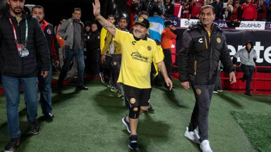 Maradona levanta la mano para dirigir al Tri