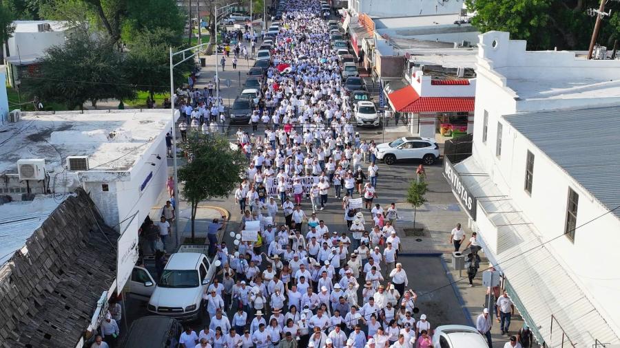 Se unen miles de neolaredenses a marcha pacífica por la democracia