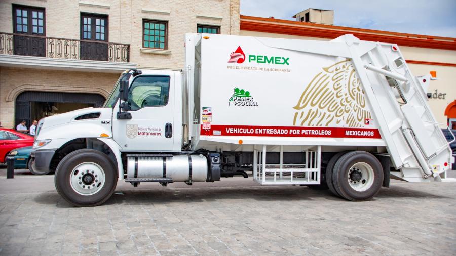 Entrega Alcalde Mario López ambulancia al DIF y compactador a Limpieza; equipo donado por PEMEX
