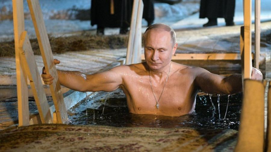 Putin se sumerge en agua helada sin pestañear 