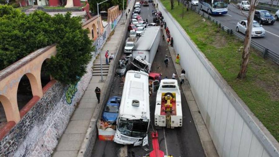 Tráiler provoca carambola de 23 vehículos en Querétaro