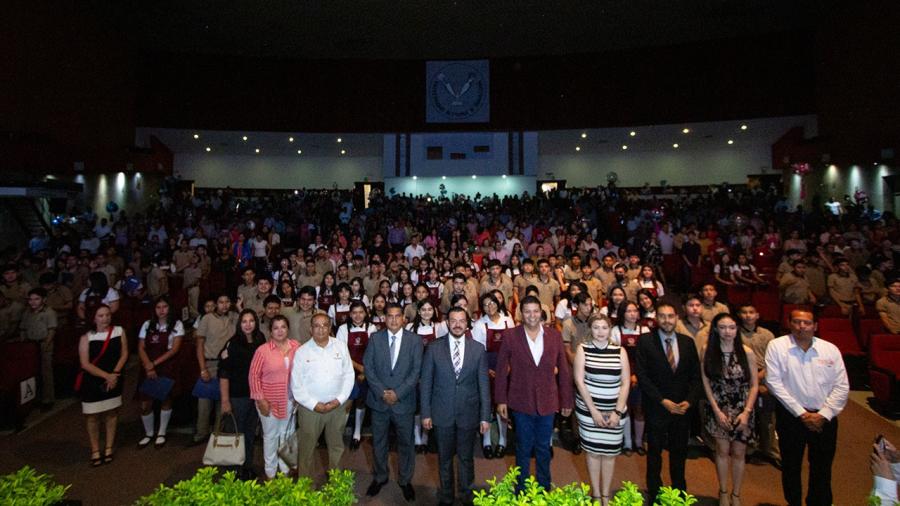 Apadrina rector de la UAT a egresados de secundaria en Ciudad Victoria