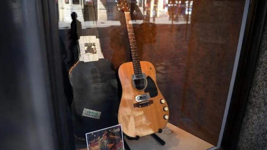 Guitarra de Cobain en "MTV Unplugged" es vendida por 6 mdd