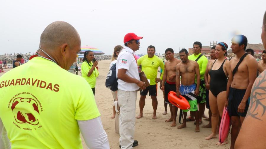 Guardavidas de Playa Miramar reciben capacitaci&oacute;n 