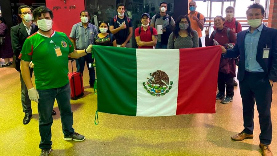 Llegan al país 161 mexicanos varados en Perú y Bolivia 